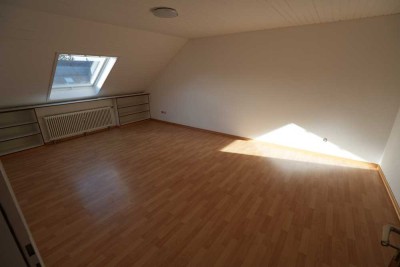 Helle und ruhige DG-Wohnung im gepflegten 6-FH.