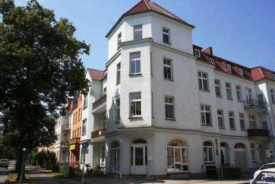 2-Raumwohnung im Dachgeschoss mit Einbauküche