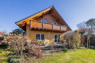 Inkl. Einbauküche, zwei Bädern, Rollladen, Kamin, Balkon, Carport: Einfamilienhaus in Fredersdorf