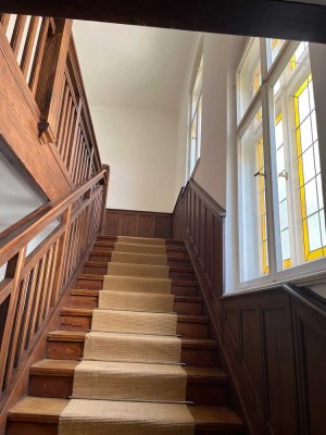Exklusive, gepflegte 4-Raum-Wohnung mit Einbauküche, Kamin und Balkon. (Befristet)