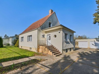 Ländliche Ruhe &amp; Stadtnähe – Charmantes Eigenheim mit großem Grundstück in Altlandsberg