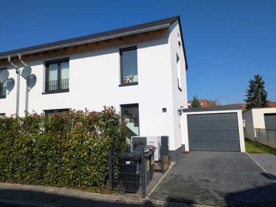 Moderne DHH in Mainz-Kostheim mit 4 Zimmern, Terrasse und Garage