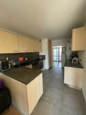 Sehr schöne, große 3-Zimmerwohnung mit Balkon u. eigenem Eingang