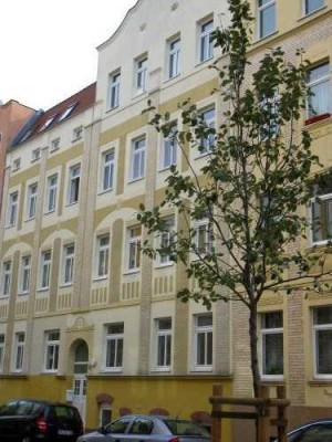 Schöne 3 Zi-WE mit gr. Balkon, off. Küche, Laminat und Dusche in der südl. Innenstadt