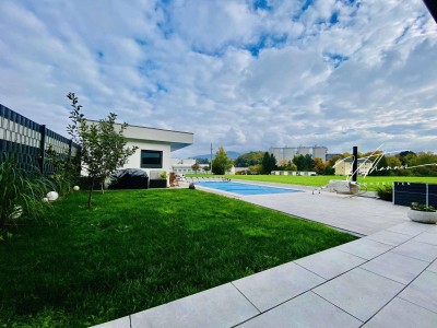 Natur trifft Komfort in Pinsdorf – moderne Doppelhaushälfte im Grünen mit Pool.