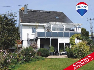 EINZIEHEN + WOHLFÜHLEN: 
Gepflegtes Einfamilienhaus
 in RUHIGER LAGE + 
mit TRAUM-Grundstück...!