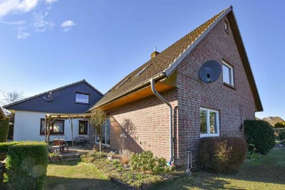 Viel Wohnraum: Zwei separate Einfamilienhäuser auf großzügigem Grundstück in ruhiger Lage von Seth!