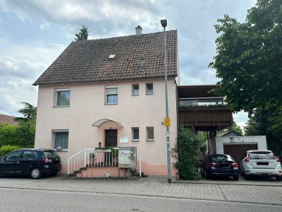 Freistehendes Zweifamilienhaus mit Garage, 3 PKW Stellplätzen und einer schönen Balkonterrasse
