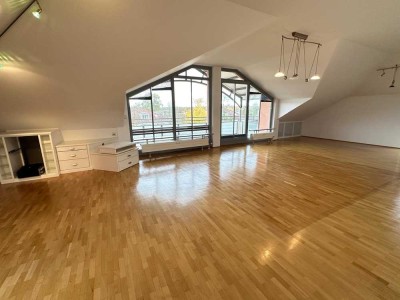 3 Zimmer Dachgeschosswg mit grossem Südbalkon, EBK, TG , ab sofort