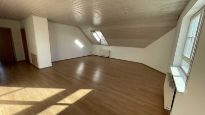 3-Raum-DG-Wohnung mit Terrasse und Einbauküche in Rottenburg am Neckar