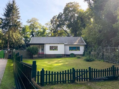 Idyllischer Bungalow am Park: Ruheoase im Grünen