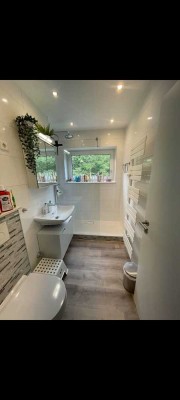 Exklusive, vollst. renovierte 3-Zimmer-Wohnung mit geh. Innenausstattung mit Balkon und EBK