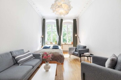 Friedrichshain, nahe Volkspark: 2-Zimmerwohnung mit vielen schönen Altbau Details und Aufzug