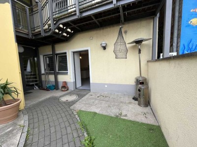 1-ZIMMER-WOHNUNG MIT EINBAUKÜCHE UND KLEINER TERRASSE IM EG