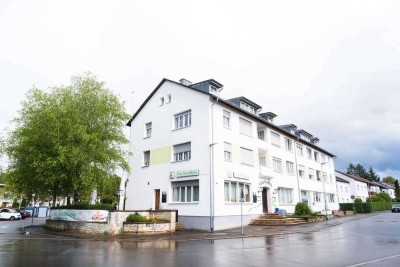 Gute geschnittene, helle Dreizimmerwohnung mit 2 Balkonen