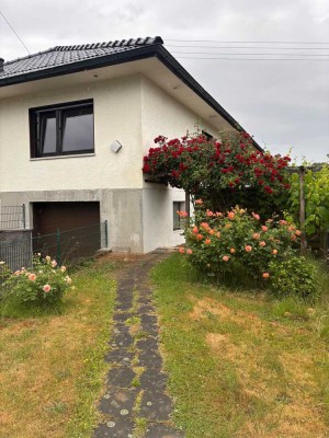 Charmanter Bungalow mit Garten, Garage und zusätzlichem Wohnbereich im Untergeschoß in Hennef (Sieg)