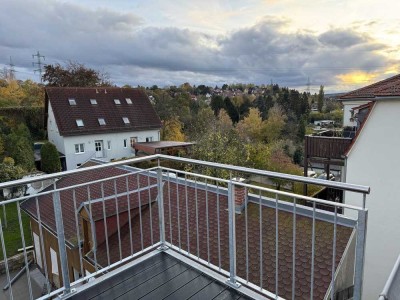 Dachgeschoss, 3 Zimmer, Südbalkon, Blick ins Grüne, frisch kernsaniert