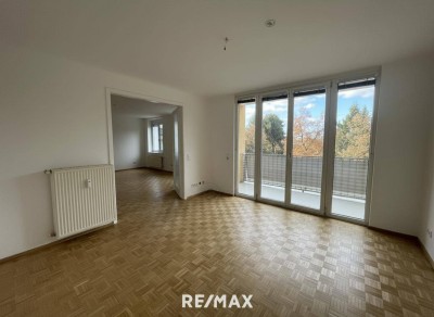 Zur Miete: Renovierte 4,5 Zimmerwohnung mit Balkon in zentraler Lage