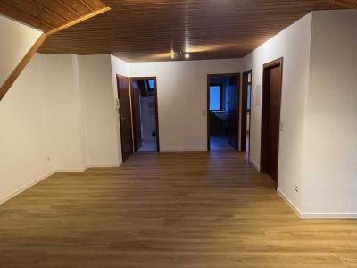 Schöne, gemütliche 2,5 Zimmerwohnung mit Terrasse und Parkplatz