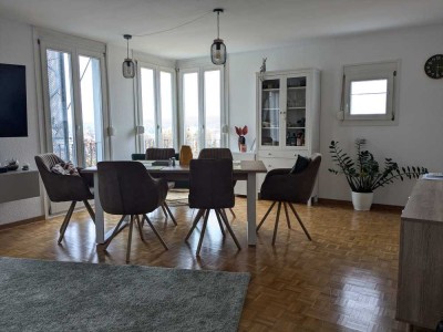 Hochwertige gepflegte lichtdurchflutete 3,5 Zimmer Wohnung mit Balkon und großer Dachterrasse