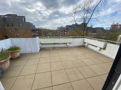 Schöne, teilmöblierte Single-Wohnung mit großer Dachterrasse