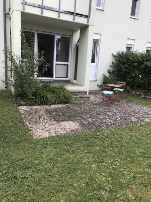 ruhige, gut geschnittene 1,5 Zimmer Erdgeschoss Wohnung mit überdachter Terrasse und eigenem Garten