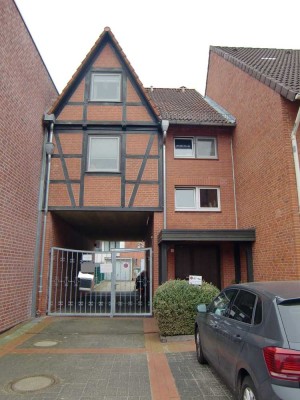 Vermietetes Stadthaus mit 2 Balkonen und Innenhof in der City