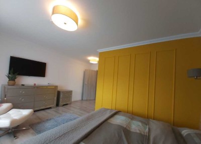Geschmackvolle, modernisierte 2-Raum-Wohnung mit geh. Innenausstattung mit Balkon und EBK