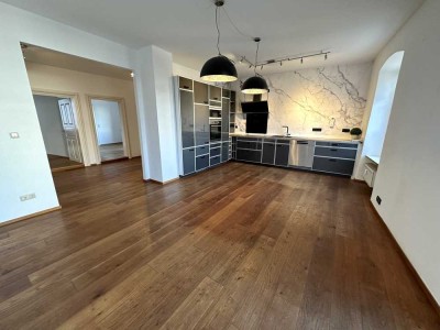 Niveauvolles Wohnen im Herzen der Stadt - Traumhafte Altbauwohnung mit Sonnenterrasse