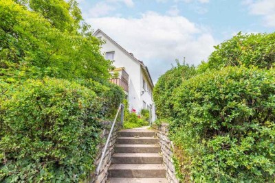 Komplett Renovierte 2,5 Zimmer DG Wohnung