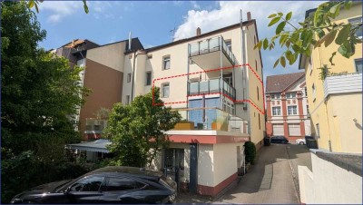 Moderne Dreiraumwohnung mit Pkw-Stellplatz in saniertem und gepflegtem Altbau