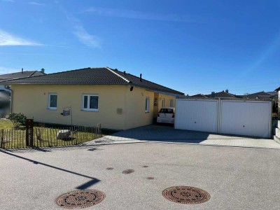 Neuwertiger Winkel-Bungalow mit 2 Garagen und 1 Carport in Maxhütte-Haidhof