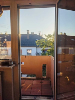 Gepflegte 2 Zimmer DG-Whg ohne Schräge mit Balkon und Einbauküche in Mannheimer In-Viertel