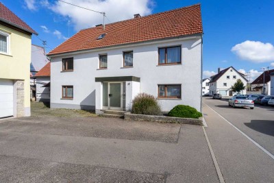 Zweifamilienhaus mit Scheune und großem Potenzial in zentraler Lage