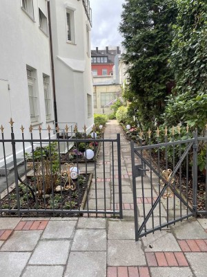 Renovierungsbedürftige Wohnung inkl. Balkon und Blick in den begrünten Innenhof .