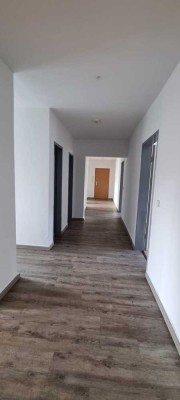 Schöne und günstige 6 Zimmer Wohnung mit Balkon!!!