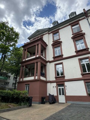 top floor 6-room apartment in historic building - built-in kitchen, balcony and parking