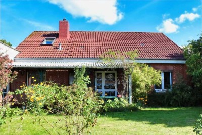 Familienhaus mit Einliegerwohnung, 2 Garagen und Nebengebäude!