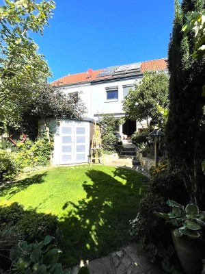 Modernes Wohlfühl-Reihenhaus mit zauberhaftem Garten in GÖ-Nikolausberg - Energieeffizienzklasse B !