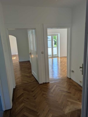 Schöne 4-Zimmer-Wohnung mit Wohnküche und Terrasse in München - beim Westpark. WG - geeignet