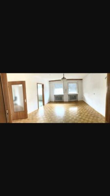 Sanierte 4-Zimmer-Wohnung mit Balkon in Röhrmoos Nähe S-Bahn