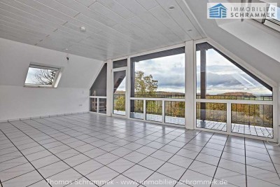 TRAUMWOHNUNG MIT GIEBELFENSTERFRONT, PANORAMAAUSSICHT, GROSSER LOGGIA, KAMIN UND TOP-AUSSTATTUNG