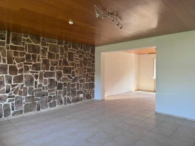 GERÄUMIGE 5-ZIMMER-HOCHPARTERRE-WOHNUNG MIT BALKON UND CARPORT!