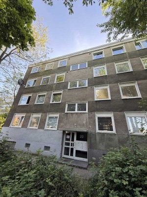 Gepflegte,  großzügig geschnittene 4 Zimmer Wohnung mit Balkon