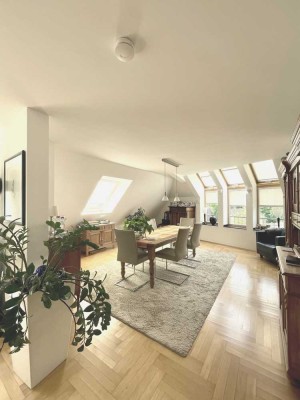 *** Moderne und lichtdurchflutete Dachgeschosswohnung mit EBK, Kamin und TG-Stellplatz ***