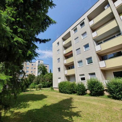 SCHÖN Immobilien:  gemütliche 2-Zi-Whg mit Loggia und Küche