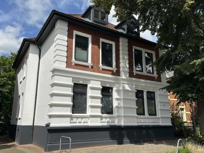 Gepflegte DG-Wohnung mit zwei Zimmern und EBK