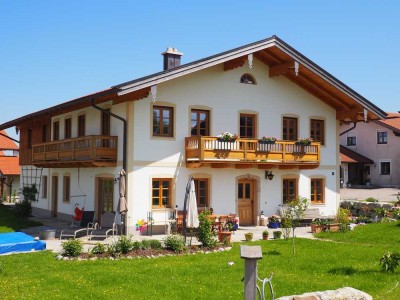 Möblierte moderne 2-Zimmer Wohnung (60m²) in Waging am See, 1. OG auf Zeit zu vermieten
