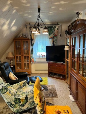 Charmante Doppelhaushälfte auf großzügigem 800 m² Grundstück in malerischer Lage.