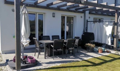 Teilmöbilierte helle und familienfreundliche Doppelhaushälfte mit sonnigem Garten und Dachterasse